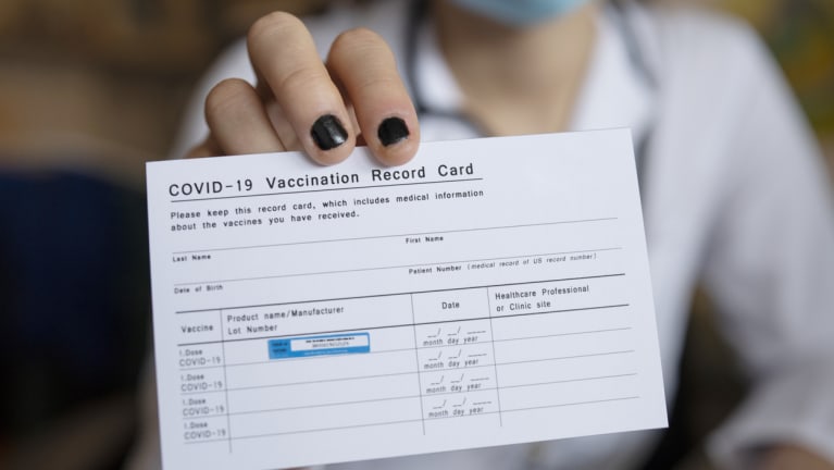 ¿Cómo pueden los empleadores reconocer las tarjetas falsas de vacunación?