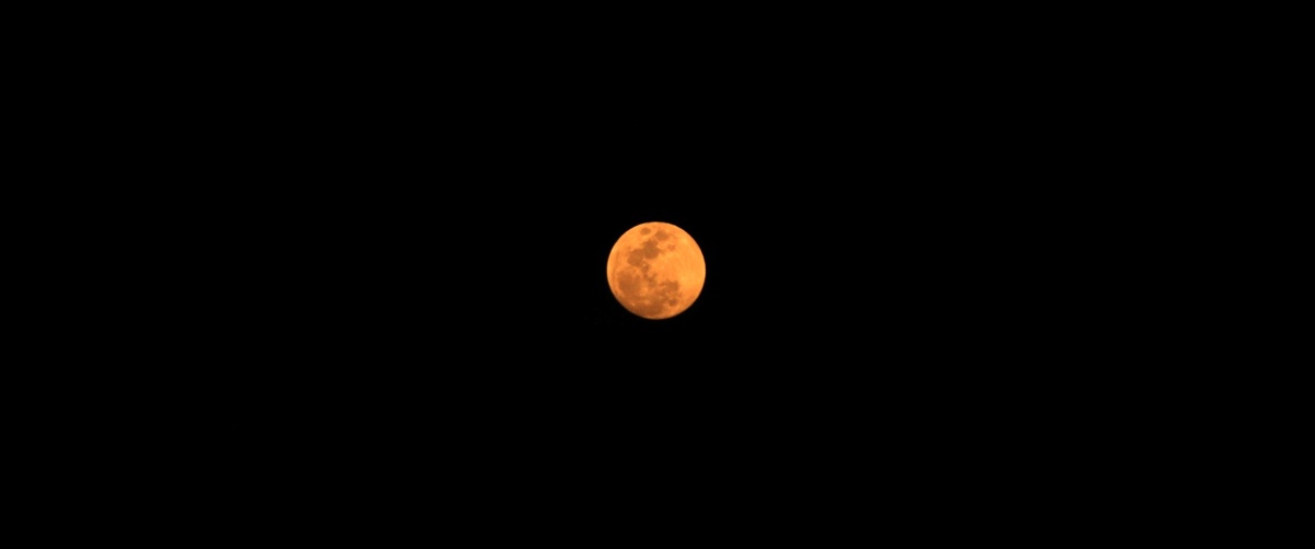 Descubre el resplandor de la Luna de Fresa en Strawberry Moon 2